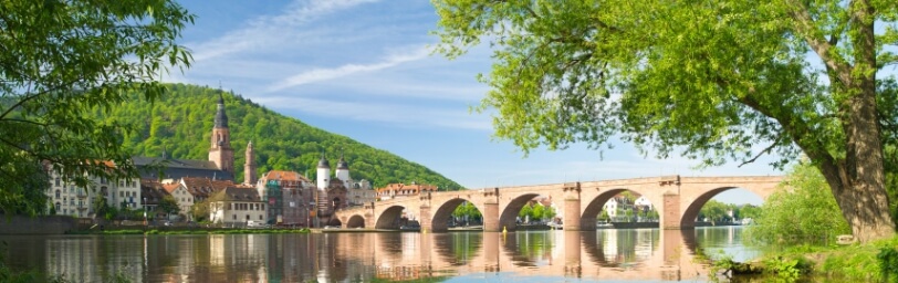 Die alte Brücke in Heidelberg. Die sonne scheint. Es ist Sommer.