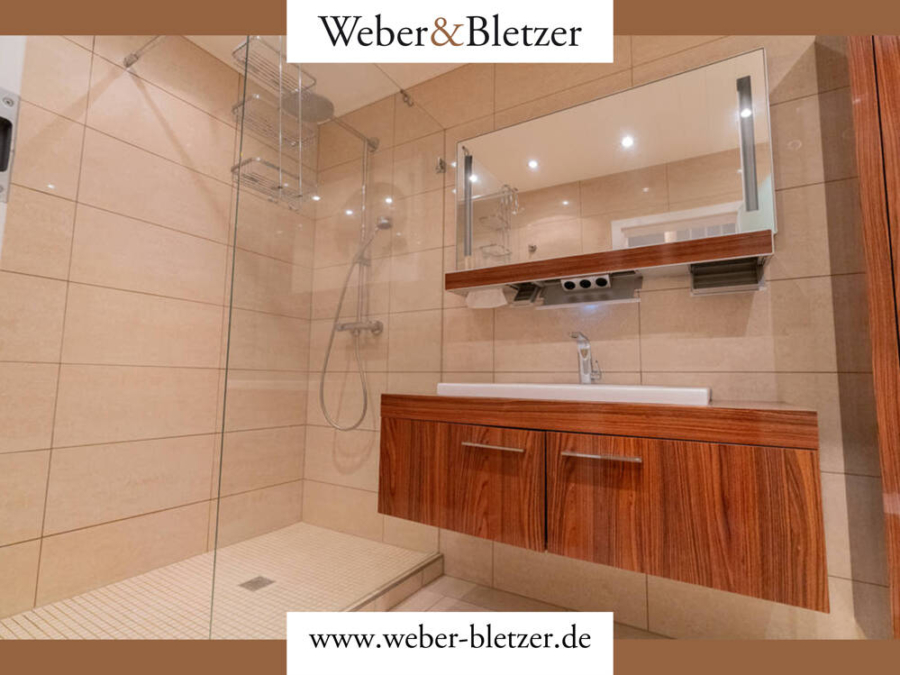 BESONDERE IMMOBILIE! Wohnen in ruhiger Hofanlage mit toskanischem Garten und TG-Stellplatz, 67159 Friedelsheim, Reihenmittelhaus