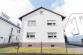Charmantes, freistehendes 2-Familienhaus mit großem Garten und Garage in Bad Schönborn - Außenansicht