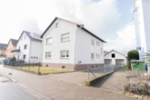 Charmantes, freistehendes 2-Familienhaus mit großem Garten und Garage in Bad Schönborn - Außenansicht